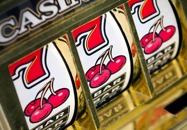 Buffalo King slot game interface showing reel layout and symbol positions